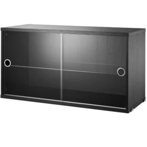 Muuto Regale-String Furniture String Vitrine mit Schiebetüren aus Glas, 78x30cm, schwarz Esche