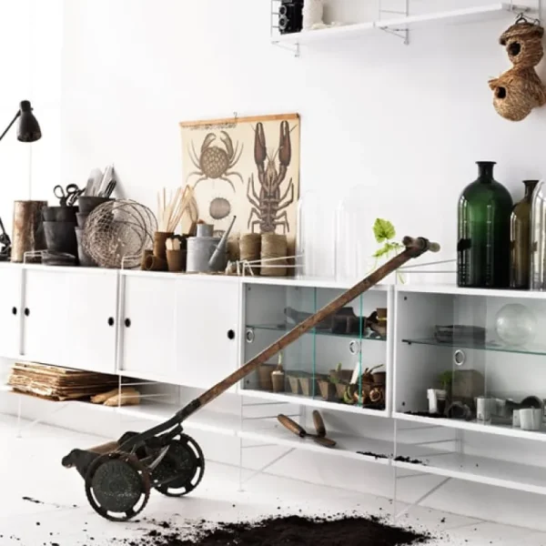 Muuto Regale-String Furniture String Vitrine mit Schiebetüren aus Glas, 78 x 30 cm, weiß
