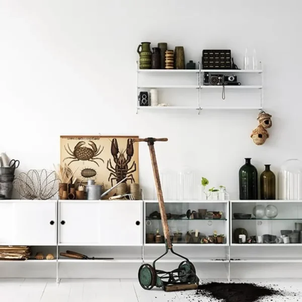 Muuto Regale-String Furniture String Vitrine mit Schiebetüren aus Glas, 78 x 30 cm, weiß