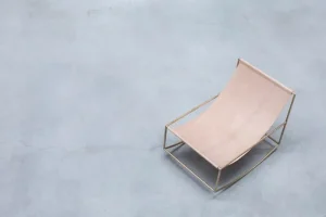 Normann Copenhagen Sitzgelegenheiten-valerie_objects Rocking Chair, Messing – Leder