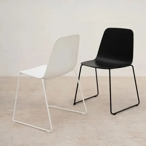 Form & Refine Sitzgelegenheiten-Viccarbe Maarten Stuhl, Kufengestell, Weiß