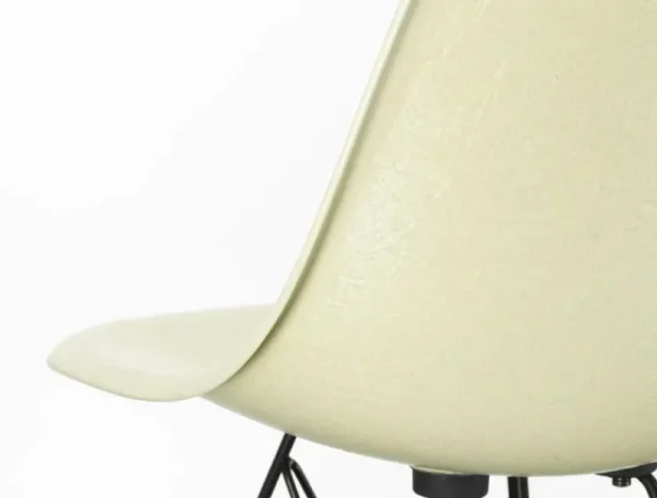 Artek Sitzgelegenheiten-Vitra Eames DSR Fiberglass Chair, pergamentgelb – schwarz