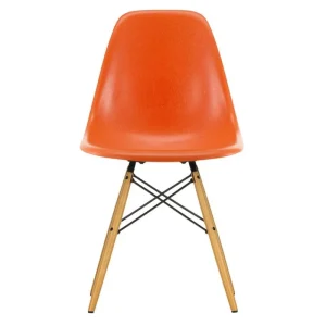 Vitra Sitzgelegenheiten-Eames DSW Fiberglass Chair, rotorange – Ahorn