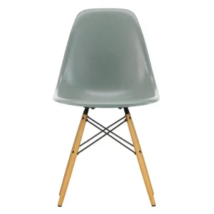 GUBI Sitzgelegenheiten-Vitra Eames DSW Fiberglass Chair, meerschaumgrün – Ahorn