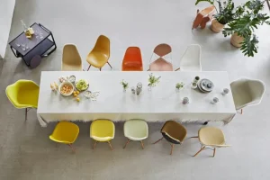 Vitra Sitzgelegenheiten-Eames DSW Fiberglass Chair, rotorange – Ahorn