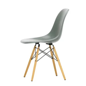 GUBI Sitzgelegenheiten-Vitra Eames DSW Fiberglass Chair, meerschaumgrün – Ahorn