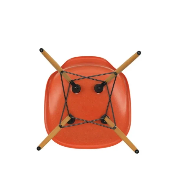 Vitra Sitzgelegenheiten-Eames DSW Fiberglass Chair, rotorange – Ahorn