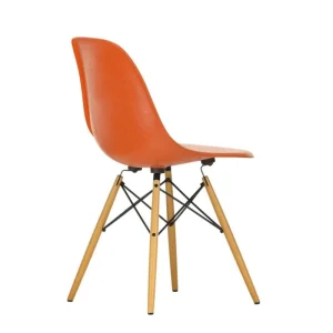 Vitra Sitzgelegenheiten-Eames DSW Fiberglass Chair, rotorange – Ahorn