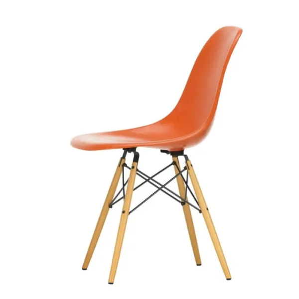 Vitra Sitzgelegenheiten-Eames DSW Fiberglass Chair, rotorange – Ahorn