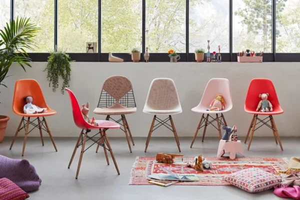 Muuto Sitzgelegenheiten-Vitra Eames DSW Stuhl, pale rose RE - Ahorn