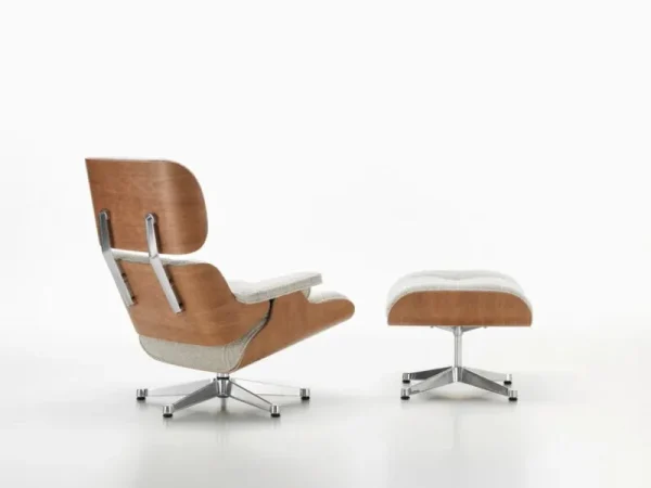 Vitra Sitzgelegenheiten-Eames Lounge Chair, neue Größe, amer. Kirsche - Nubia Creme/Sand