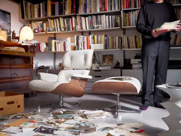 Eero Aarnio Originals Sitzgelegenheiten-Vitra Eames Lounge Chair, neue Größe, weißes Walnuss - Leder weiß