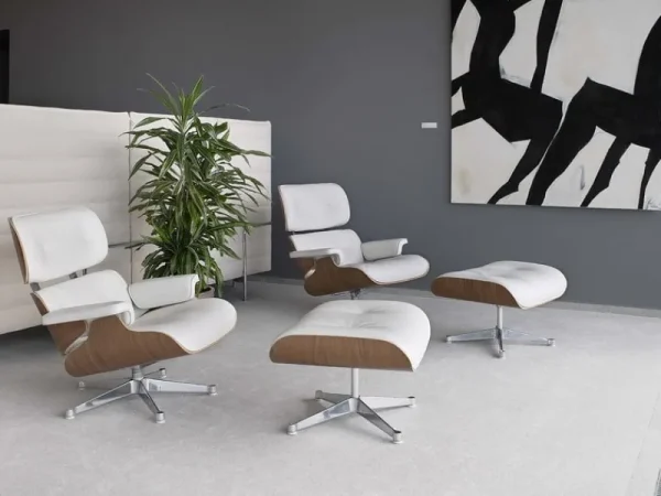 Eero Aarnio Originals Sitzgelegenheiten-Vitra Eames Lounge Chair, neue Größe, weißes Walnuss - Leder weiß