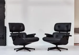 Audo Copenhagen Sitzgelegenheiten-Vitra Eames Loungesessel, neue Größe, Esche schwarz – schwarzes Leder