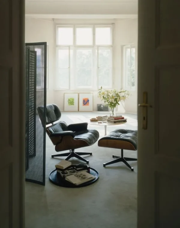 Hem Sitzgelegenheiten-Vitra Eames Loungesessel, neue Größe, Nussbaum – schwarzes Leder