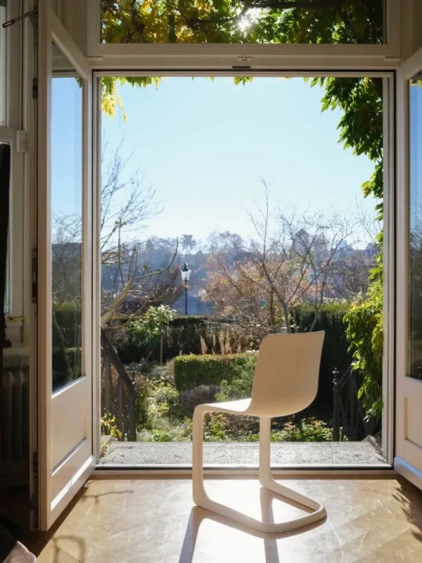 GUBI Sitzgelegenheiten-Vitra EVO-C Stuhl, Elfenbeinfarben